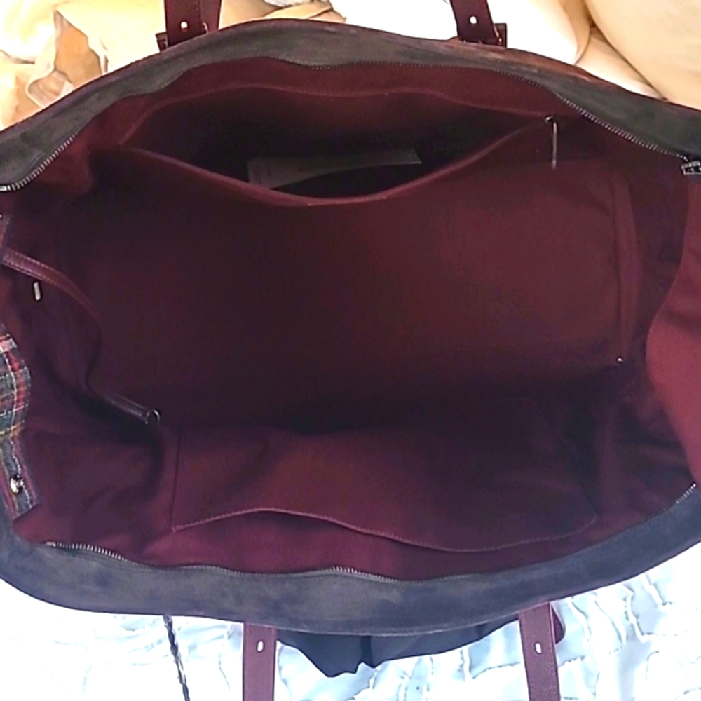 CHANEL RARE Paris to Edinburgh Tote - Picture 9 of 15